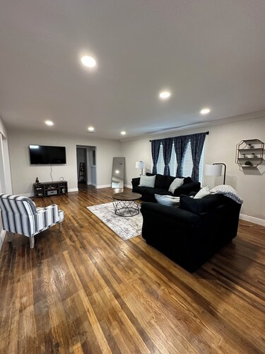 Hot Tub • Downtown Mena 3BR Family Home