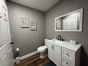 Douche, sèche-cheveux, serviettes fournies, savon