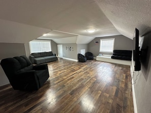 Smart TV - Hot Tub • Downtown Mena 3BR Family Home (Mena)