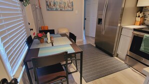 Private kitchen - Cozy apartment in charming Denton walkable to TWU (Denton)