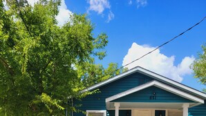 A single-story house with a porch, a mailbox, and a 'Guest Parking' sign. - Cozy apartment in charming Denton walkable to TWU (Denton)