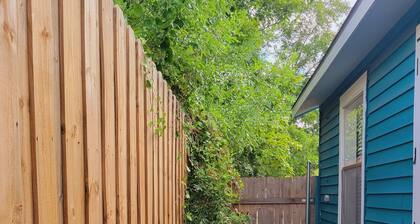 Cozy apartment in charming Denton walkable to TWU