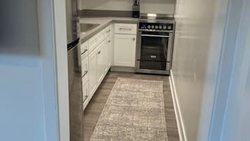 Refrigerador, microondas, parrilla de estufa y cafetera y tetera