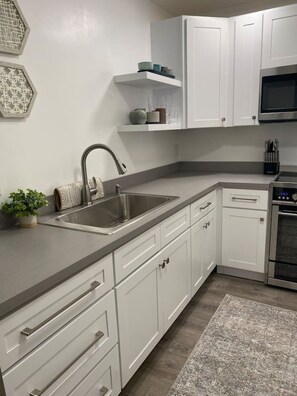 Een koelkast, een microgolfoven, een kookplaat