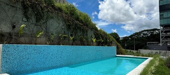 Luxury Penthouse heart of the city, 3 bedroom, 3 bathroom, pool, gym, 10 person