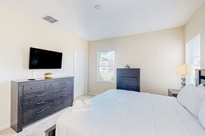4 habitaciones, tabla de planchar con plancha, wifi y ropa de cama 