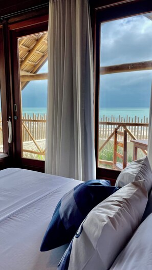 Bungalow Premium, vista a la playa, frente al mar | 1 habitación, ropa de cama de alta calidad y camas Select Comfort 