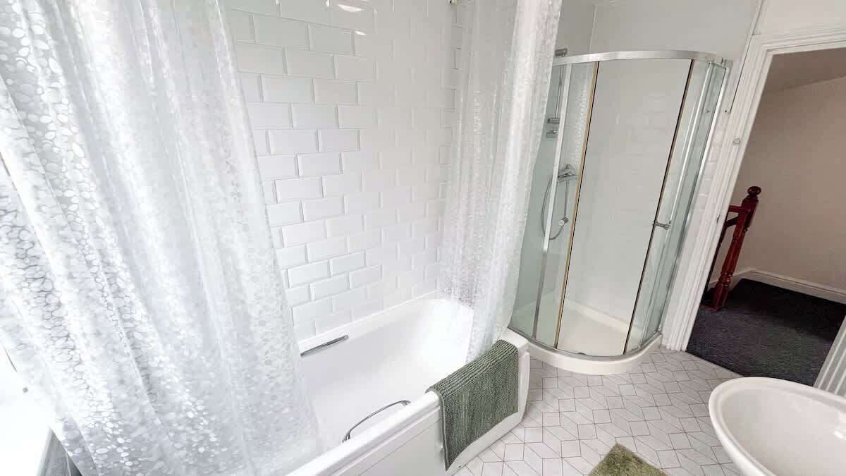 Een douche, gratis toiletartikelen, een haardroger, handdoeken