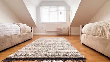 4 bedrooms, iron/ironing board, WiFi, bed sheets