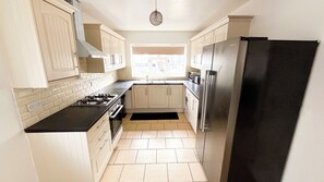 Kühlschrank, Mikrowelle, Ofen, Geschirrspüler