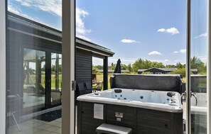 Indoor spa tub