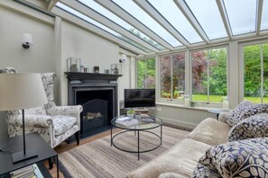 TV, fireplace - The Cottage by NewFo.rest (Brockenhurst)