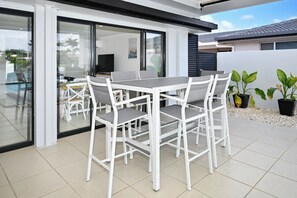 Outdoor dining - Mooloolaba Waterfront Luxury (Sunshine Coast)