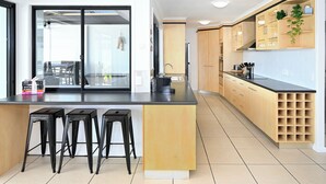 Coffee/tea maker, fridge, microwave, oven - Mooloolaba Waterfront Luxury (Sunshine Coast)