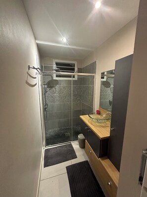 Dusche, Handtücher, Seife, Toilettenpapier