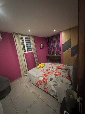 3 chambres, fer et planche à repasser, Wi-Fi gratuit, draps fournis