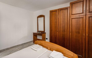 1 habitación, tabla de planchar con plancha, wifi gratis y ropa de cama 