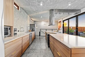 Fridge, microwave, oven, stovetop - Infinity pool - Ocean View- Slide - Pool Table- Ps5 - Ping-Pong Table (Villa Cristiana)