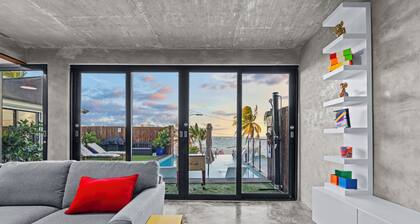 Infinity pool - Ocean View- Slide - Pool Table- Ps5 - Ping-Pong Table