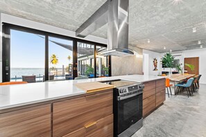 Fridge, microwave, oven, stovetop - Infinity pool - Ocean View- Slide - Pool Table- Ps5 - Ping-Pong Table (Villa Cristiana)