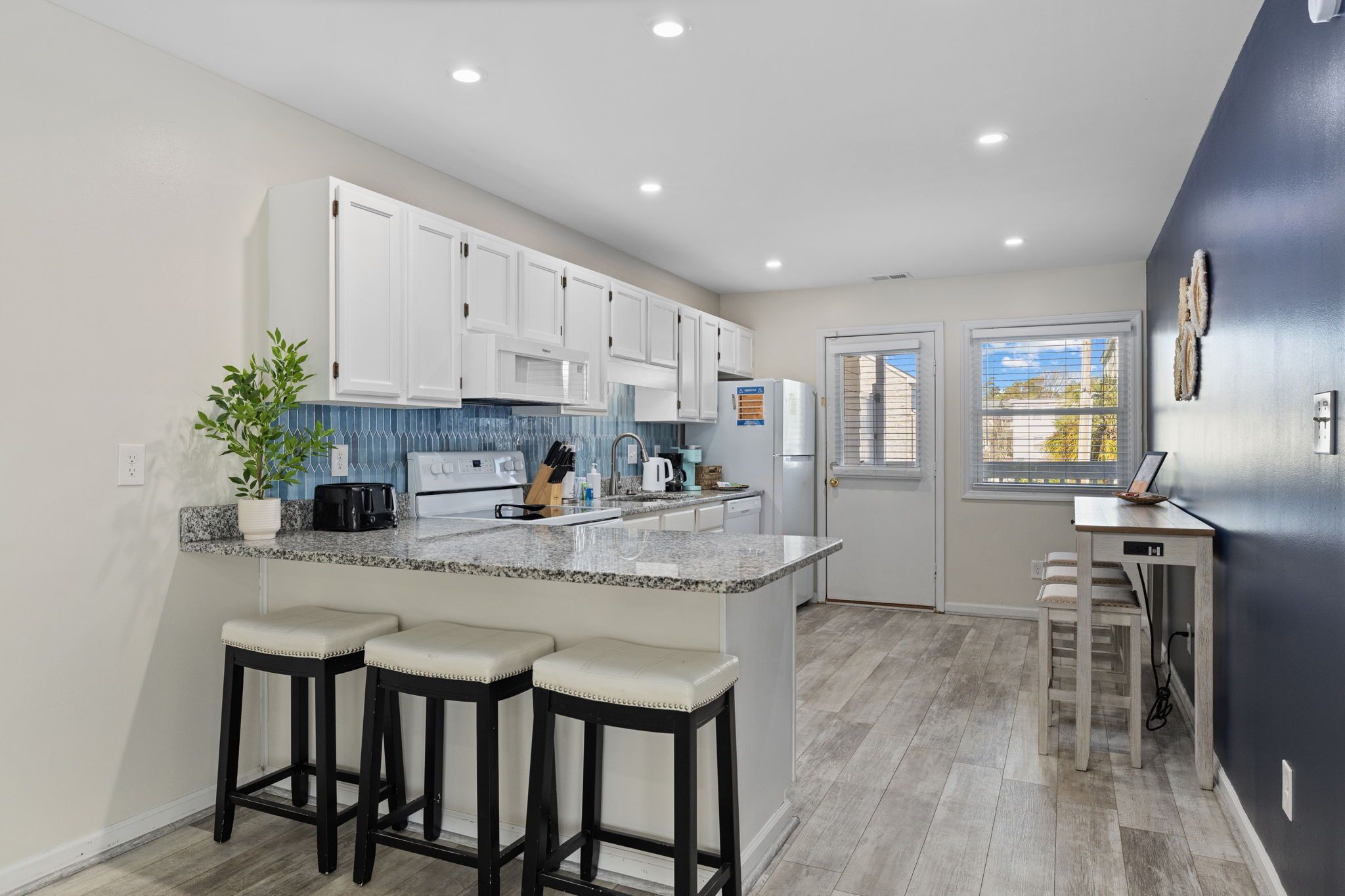 ثلاجة، ميكروويف، فرن، موقد طهي مسطح