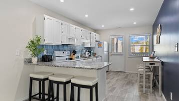 ثلاجة، ميكروويف، فرن، موقد طهي مسطح