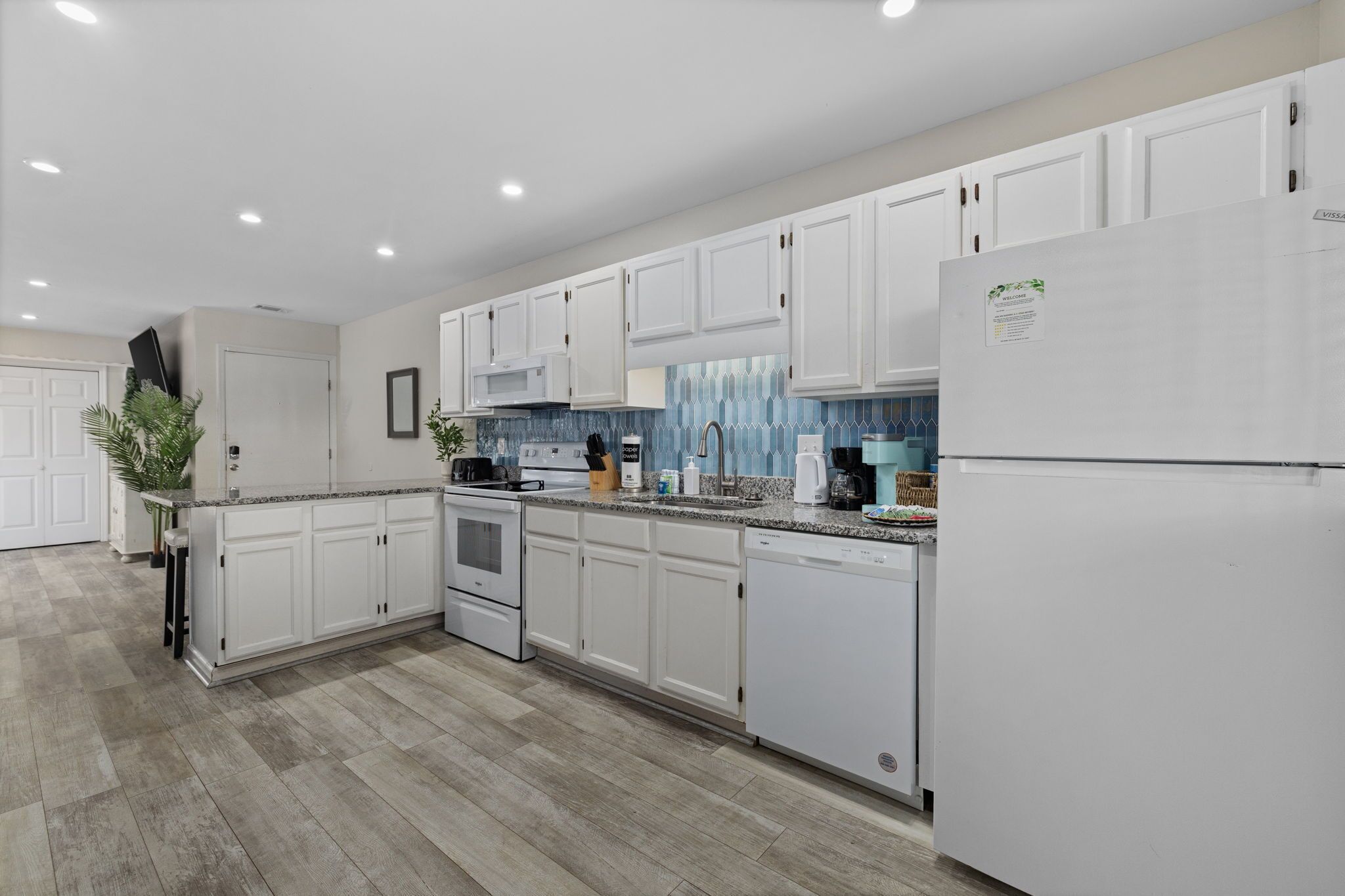 Jääkaappi, mikroaaltouuni, uuni, liesi