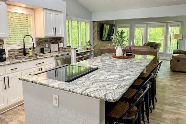 ثلاجة، ميكروويف، فرن، موقد طهي مسطح