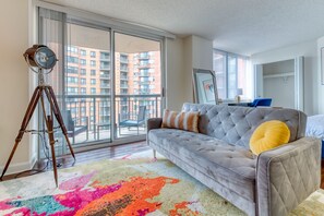 Living area - Entire Luxury apt near D-TOWN DC (Arlington)
