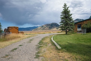 Property grounds - Cozy Log Cabin, Mountain View, AC, WiFi, 4 mi. to town, 16 minutes from airport. (Bozeman)