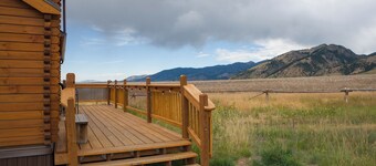Cozy Log Cabin, Mountain View, AC, WiFi, 4 mi. to town, 16 minutes from airport.