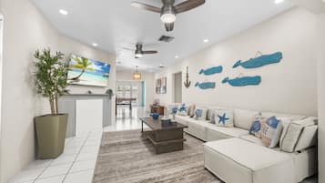 Una Smart TV, una mesa de tenis de mesa