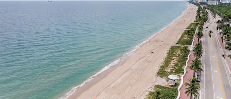 Chaises longues, serviettes de plage