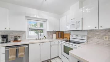 Frigorífico, microondas, horno y placa de cocina