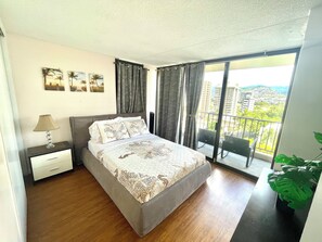 1 dormitorio, tabla de planchar con plancha, wifi y ropa de cama