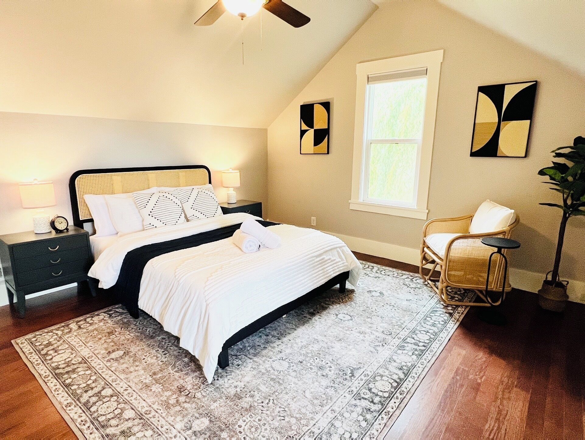 3 bedrooms, desk, iron/ironing board, travel crib