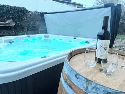 Charming craftsman 3-bedroom, home with AC and hot tub in downtown Prosser WA!