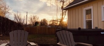 Charming craftsman 3-bedroom, home with AC and hot tub in downtown Prosser WA!