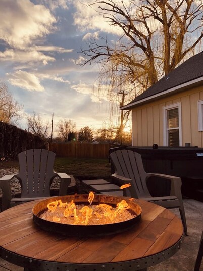 Charming craftsman 3-bedroom, home with AC and hot tub in downtown Prosser WA!