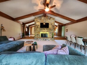 スマートテレビ、暖炉、テレビゲーム