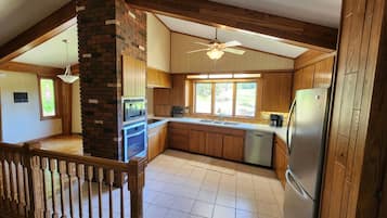 Geladeira, micro-ondas, fogão, cooktop