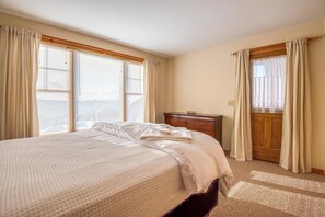 4 bedrooms, iron/ironing board, free WiFi, bed sheets - Lodges 14 - Beautiful condo with Rangeley Lake views! (Rangeley)