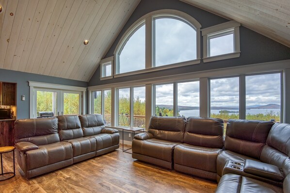 Smart TV, fireplace, table tennis