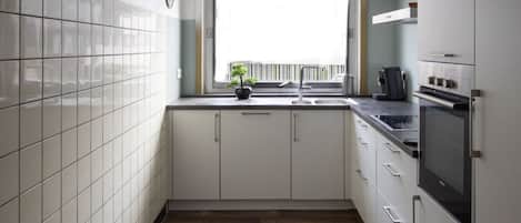 Køleskab, mikrobølgeovn, ovn, kogeplade