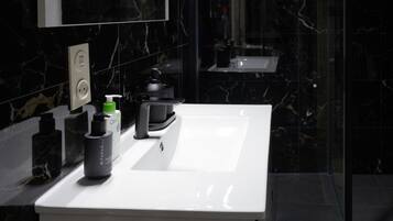 Een douche, een haardroger, handdoeken, shampoo