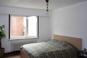 2 bedrooms, desk, WiFi, bed sheets