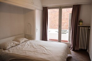 2 bedrooms, desk, WiFi, bed sheets