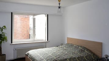 2 bedrooms, desk, WiFi, bed sheets