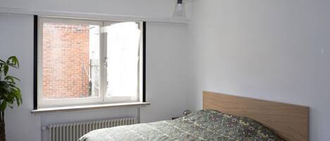 2 bedrooms, desk, WiFi, bed sheets