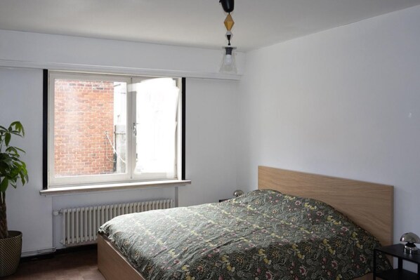 2 bedrooms, desk, WiFi, bed sheets